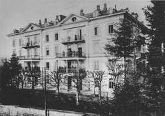 Das Bellevue-Gebäude (Institut St. Agnes) in einer Aufnahme um 1900 mit Schülerinnen, die während einer Schulpause auf den Balkonen verweilen. Bilder aus dem Archiv der Schwesterngemeinschaft St. Agnes