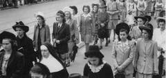 Mère Marie des Neiges 1946 bei einer Prozession mit Schülerinnen