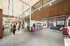 Das SBB-Reisezentrum ist seit bald anderthalb Jahren im Nebenflügel des Hauptbahnhofs untergebracht. Ein Kritikpunkt ist die geringe Zahl an Sitzplätzen im Wartebereich rechts im Bild. Dafür wird oft die Ausstattung mit drei Ticketautomaten und zwei Bancomaten gelobt. (Bild: Hanspeter Schiess - 29. August 2018)