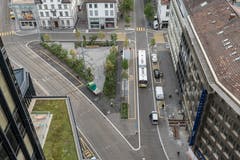 Blick vom Rathaus in Richtung Stadtzentrum aufs Bahnhofspärklein und einen der beiden neuen Taxi-Standplätze. (Bild: Hanspeter Schiess - 29. August 2018)