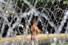 Diese Bub sucht im heissen Spanien nach Abkühlung. (Bild: Keystone)