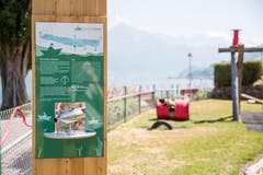 An jeder Station findet sich eine Anleitung, die angibt wie das Papier aus dem Entdeckerset gefaltet und aufgelegt werden muss. Blickt man dann durch das Fernrohr, wird der Ort angezeigt, an dem sich der Hinweis zur Lösung des Rätsels befindet. (Bild: Mareycke Frehner)