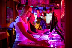 Susan und Nadine aus Berlin suchen sich einen Song aus der Playlist aus. (Bild: Philipp Schmidli (Rothenburg, 28. Juli 2018))