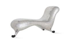 Der wohl teuerste Sessel der Welt, die Lockheed Lounge, wurde für 2,4 Millionen Pfund versteigert. Der Australier Marc Newson liess sich 1990 von Flugzeugverkleidungen zum Kult-Objekt inspirieren. Madonna räkelte sich darauf im Video «Rain».