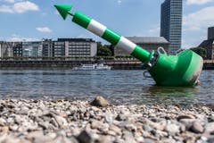 Diese Boje liegt wegen des niedrigen Wasserstands im Rhein bei Düsseldorf beinahe auf dem Trockenen. (Bild: Keystone)