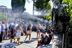 Ventilatoren sollen in Italien Passanten erfrischen. (Bild: Keystone)