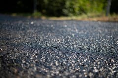 Durch die Hitze wird der Teer auf einem Schweizer Fussweg weich und heiss. (Bild: Keystone)