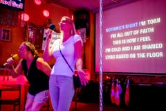 Nadine und Susan aus Berlin wagen sich an «Torn» von Natalie Imbruglia. (Bild: Philipp Schmidli (Rothenburg, 28. Juli 2018))