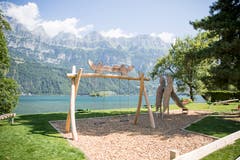Der Spielplatz in Mols thematisiert die Tierwelt am Ufer. (Bild: Mareycke Frehner)