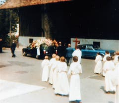 Die Spitze des Trauerzuges am 5. August 1978 für den verstorbenen Pfarrer Paul Oswald.