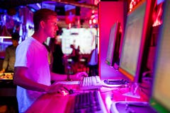 Ein potenzieller Sänger bei der Durchsicht der Playlist. (Bild: Philipp Schmidli (Rothenburg, 28. Juli 2018))