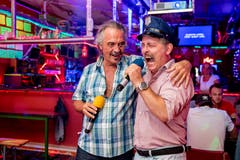 Roger Conti (links) vom Karaoke Verein Rothenburg mit einem Sänger der eher forscheren Art. (Bild: Philipp Schmidli (Rothenburg, 28. Juli 2018))