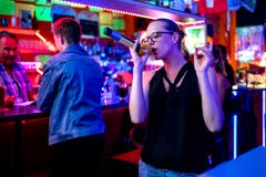 Eine Karaoke-Sängerin der gefühlvolleren Töne. (Bild: Philipp Schmidli (Rothenburg, 28. Juli 2018))