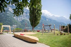 Utensilien wie Spindeln, Schnüre und Seile greifen auf dem Spielplatz in Murg die Bekanntheit des Ortes für seine Spinnerei auf. (Bild: Mareycke Frehner)