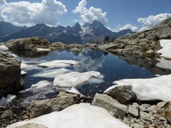 Auch hier im Schwarzbergseeli, oberhalb der Windgällenhütte, wird bei dieser Hitze der letzte Schnee bald schmelzen! (Bild: Gustav Tresch)