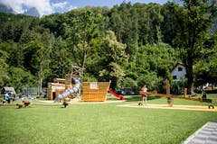 In Walenstadt erinnert ein grosses Holzschiff an die Bedeutung, die der Ort in der Vergangenheit für die Schifffahrt hatte. (Bild: Mareycke Frehner)