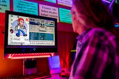 Roger Conti vom Karaoke Verein Rothenburg stellt eine Playlist zusammen. (Bild: Philipp Schmidli (Rothenburg, 28. Juli 2018))
