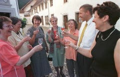 Konrad Graber besucht das CVP-Frauenfest in Altishofen im Mai 1999 und stösst mit Marianne Moser (v.l.) , Rösy Blöchliger, Brigitte Mürner, Rosmarie Dormann, Klara Röösli und Ida Glanzmann beim Schloss Altishofen an. (Bild: Archiv LZ)