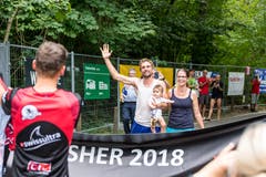 Richard Jung und seine Familie feiern den Weltrekord im Zieleinlauf.