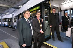 Die VBL stellt im November 2006 ihren ersten Doppelgelenktrolleybus im Fahrzeugdepot in Luzern der Öffentlichkeit vor. Mit dabei sind der damalige VBL-Verwaltungsratspräsident Konrad Graber (v.r.), Paul Wirth von der Hess AG, VBL-Direktor Norbert Schmassmann und VBL-Chef Technik Walter Sennrich.(Archiv LZ)