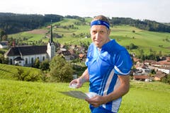 Konrad Graber ist ein passionierter Orientierungsläufer und posiert daher im entsprechenden Tenue vor seinem Heimatort Grossdietwil im September 2007.(Bild: Archiv LZ)