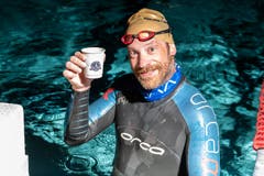 Eine verdiente Pause während dem Schwimmen.