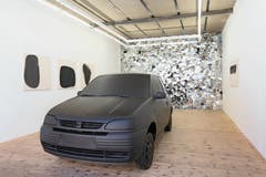 Der schwarz bemalte Seat Arosa im Kunstraum sic! in Luzern. (Bild: Andri Stadler/PD)