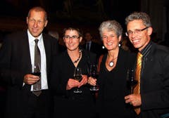 Der CVP-Ständerat Konrad Graber feiert mit Ehefrau Andrea Wyss sowie Rahel und Norbert Schmassmann (von links) an der 17. Theater-Gala der Krankenversicherung CSS im Luzerner Theater im Oktober 2010. (Bild: Archiv LZ)