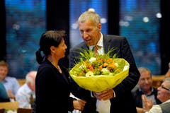 Im Mai 2011 nominiert die CVP Konrad Graber erneut als Kandidat für die Wahl in den Ständerat. Patricia Schaller gratuliert ihm dazu und überreicht ihm einen Blumenstrauss während der Versammlung im Zentrum Gersag in Emmenbrücke. (Bild: Pius Amrein)