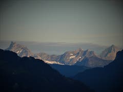 Nach dem Regen scheint nicht immer die Sonne, aber die Fernsicht in Richtung Schärhorn (3294 m) war heute um 20.00 Uhr in Meggen einfach wunderschön. (Bild: Margrith Imhof-Röthlin, 29. August 2018)
