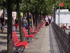 Viele freie Bänke in Lugano. (Bild: Josef Müller, 29. August 2018)