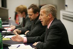 Konrad Graber nimmt im Januar 2008 zusammen mit der damaligen SP-Ständerätin Simonetta Sommaruga (hinten) und dem damaligen Chefreporter Politik der damaligen Neuen Luzerner Zeitung Jürg Auf der Maur (Mitte) an der Podiumsdiskussion der AWG-Veranstaltung zur Unternehmenssteuerreform II in der Hochschule Luzern teil.(Bild: Manuela Jans-Koch)