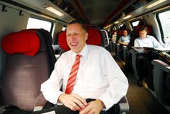Konrad Graber fährt im Dezember 2007 im Zug zu seiner ersten Session in Bern als Ständerat. (Bild: Corinne Glanzmann)