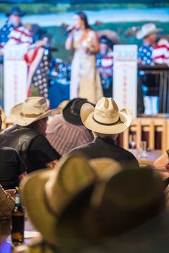 Fast alle kamen mit einem Cowboy-Hut in das Restaurant.