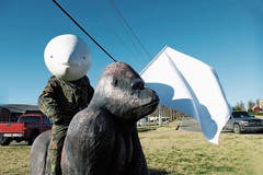 Nina Stähli mit dem «Tearhead», dem Tränenkopf. Die Künstlerin hat eine Publikation herausgegeben. (Bild: Walter Willimann)