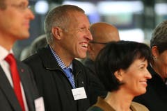 Während der Eröffnungsfeier zum Ausbau und der Tieflegung der Zentralbahn im November 2012 in der unterirdischen Haltestelle Messe Allmend in Luzern haben offenbar der Ständerat Konrad Graber und Bundesrätin Doris Leuthard gut lachen.