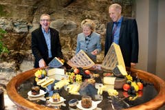 Die Wirtschaftskommission des Ständerats besucht im Oktober 2013 das Emmi Kaltbach Käselager. Mit dabei sind Regierungsrat Robert Küng, Bundesrätin Eveline Widmer-Schlumpf und Konrad Graber als Präsident der Wirtschaftskommission des Ständerats und als Verwaltungsratspräsident der Emmi Gruppe. (Bild: Boris Bürgisser)