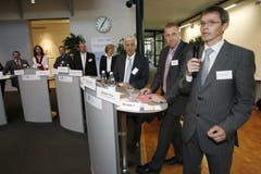 Konrad Graber (2.v.r.) nahm gemeinsam mit anderen Kandidaten an der Veranstaltung «KMU-Arena» im September 2007 in Emmen teil. Bei der Arena beantworteten die Ständerats- und Nationalratskandidaten verschiedene Fragen. Die weiteren Kandidaten (v.r.): Pius Zängerle (am Mikrofon), Walter Häcki, Helen Leumann-Würsch, Felix Müri, Albert Vitali, Yvette Estermann, Ruedi Stöckli. (Bild: Philipp Schmidli)