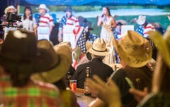 Die Hutträger lauschen der deutschen Version von «Country Roads».