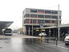 Viele Autofahrer übersehen die beiden Tafeln, welche die Einfahrt zu den Parkbuchten für Privatwagen klar untersagen. (Bild: Jessica Nigg)