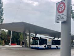 Zugang hat nur der Öffentliche Verkehr, Fahrzeuge mit Bewilligung, Zubringerdienst sowie Fahrzeuge mit Parkkarte für behinderte Personen. (Bild: Jessica Nigg)