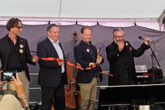 «The Jazzmeile is open now!»: Präsident Harry Tschumy (r.) durchschneidet das Band zur Eröffnung im Beisein von Startrompeter Dani Felder (2.v.r.), Stadtpräsident Thomas Niederberger (2.v.l) und Jazzmeilen-Vizepräsident Eckbert Bohner (l.). (Bilder: Donato Caspari)