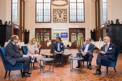 Diskussionen über den öffentlichen Verkehr: Unter der Leitung von Tagblatt-Chefredaktor Stefan Schmid (Mitte) diskutierten (v.l.) Regierungsrat Bruno Damann, Stadträtin Maria Pappa, SBB-Chef Andreas Meyer und Stadtpräsident Thomas Scheitlin. (Bild: Urs Bucher)