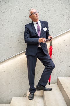 Mit Schirm und Charme, aber ohne Melone: Der St.Galler Regierungsrat Martin Klöti. (Bild: Beat Belser)