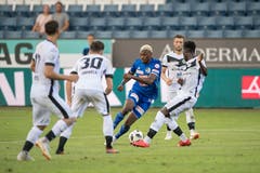 Luzerns Blessing Eleke dribbelt sich durch die Lugano-Abwehrreihen. (Bild: Pius Amrein (Luzern, 4. August 2018))