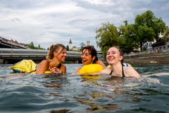 Patricia Sury, Judith Meier und Neva Bürkler (von links) schwimmen in der Reuss von Luzern in Richtung Reusszopf. (Bild: Philipp Schmidli (Luzern, 2. August 2018))
