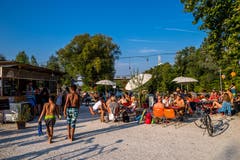 Die Sommerbar beim Nordpol ist für die Reussschwimmer Endstation. (Bild: Philipp Schmidli (Luzern, 2. August 2018))