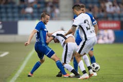 Luzerns Christian Schneuwly im Kampf um den Ball. (Bild: Pius Amrein (Luzern, 4. August 2018))