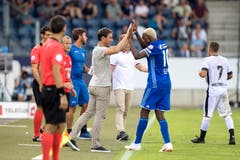 Blessing Ekele klatscht mit FCL-Trainer René Weiler ab. (Bild: Pius Amrein (Luzern, 4. August 2018))