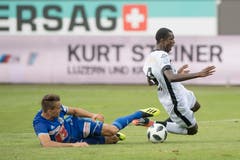 Luzerns Yannick Schmid kommt gegen Luganos Assan Ceesay zu spät.